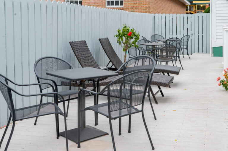 An outdoor meeting space at the Maplewood Hotel.