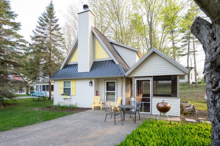 A cottage at Goshorn Lake Resort.