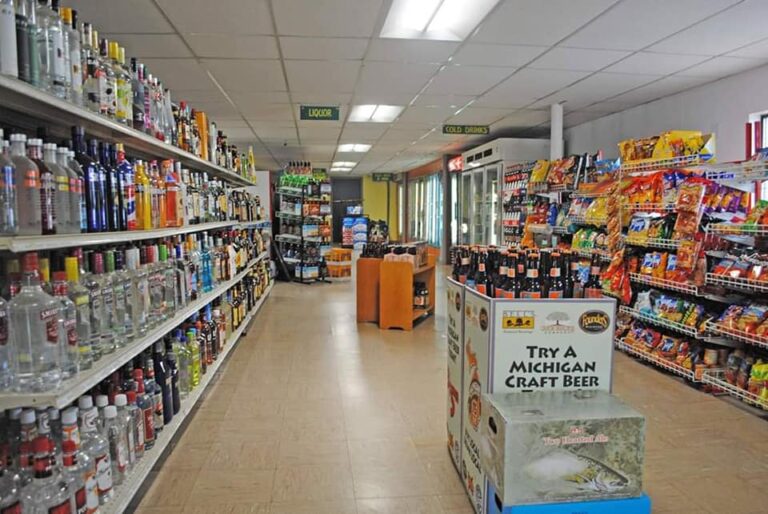 Aisles in Lakeshore Convenience & Pizza.