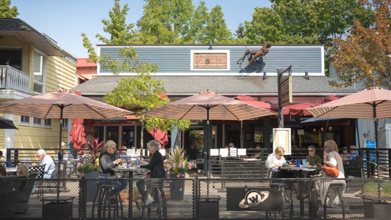 People dining on Wally's Bar and Grill patio.